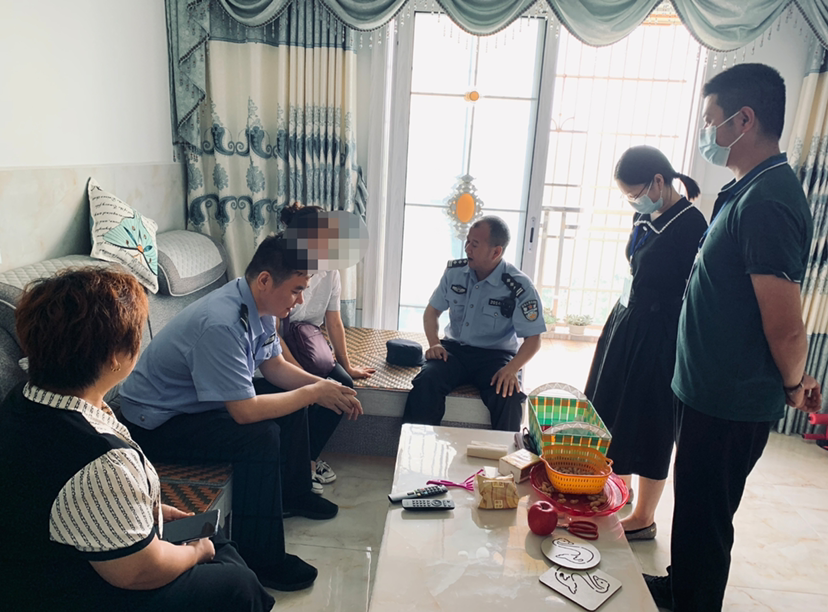 “这摆明了是被洗了脑，快拦住她！”民警上演楼梯间火速追逐，结果……